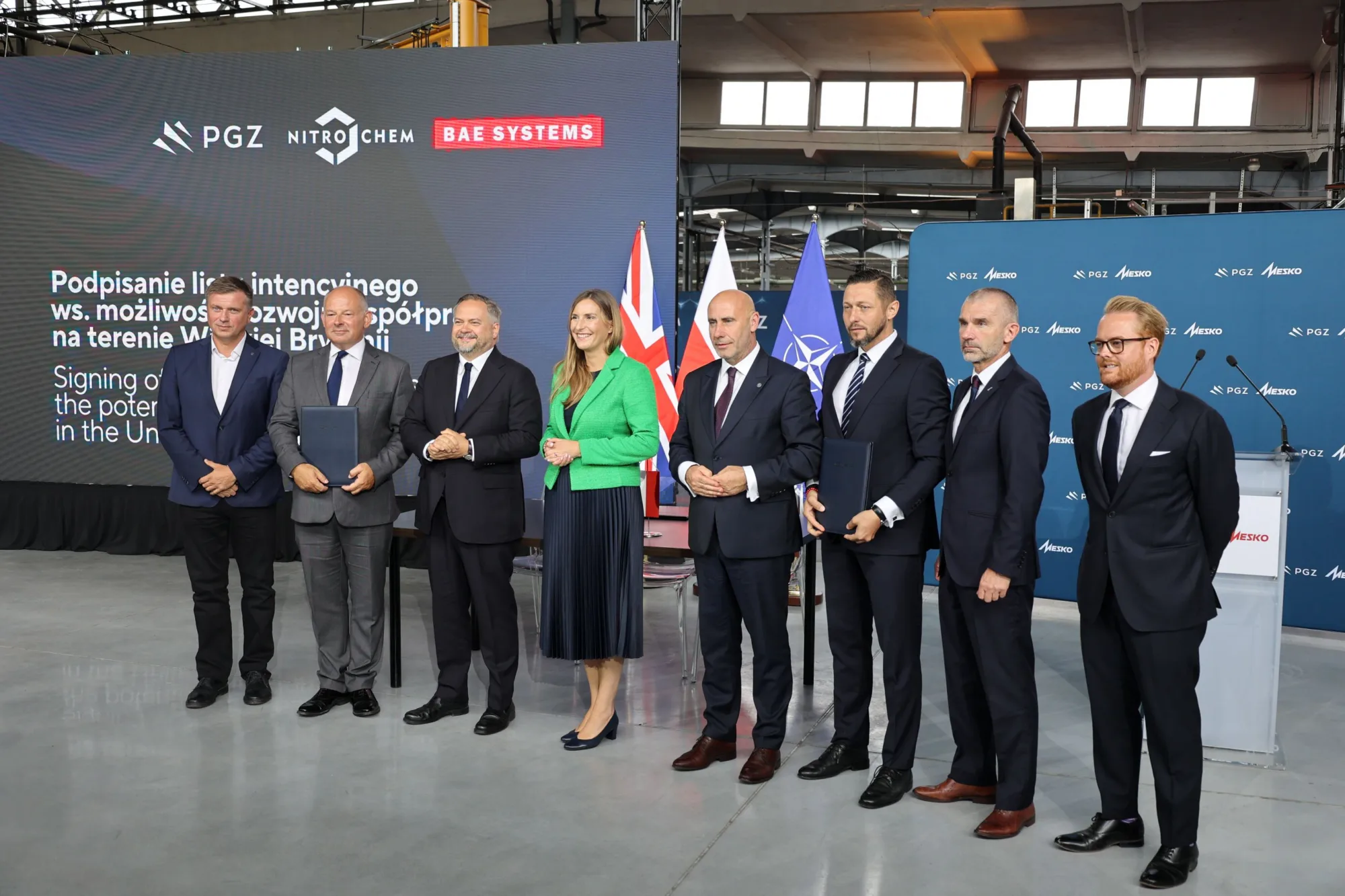 El Ministerio de Defensa de Polonia anuncia la firma de un acuerdo de intención entre NITRO-CHEM S.A. (del grupo PGZ) y la británica BAE Systems para cooperación industrial en capacidades defensivas clave, con foco en proyectos conjuntos de inversión y desarrollo. Créditos: Ministerio de Defensa de Polonia.