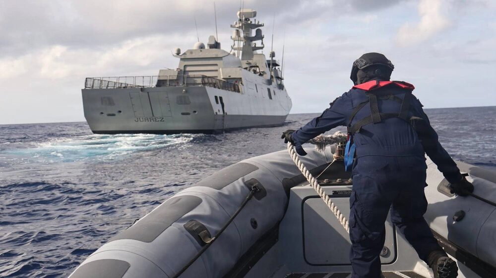 El personal de la Guardia Costera de Filipinas realiza un intercambio de pasajeros con el buque de patrulla de la Armada Mexicana ARM Juárez durante el ejercicio Rim of the Pacific, el 13 de julio de 2026. (Foto de la Guardia Costera de Filipinas por el Tte. Florenz Berbigal)