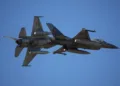 Pilotos de la Fuerza Aérea Rumana vuelan aviones de combate F-16 en el primer día del Show Aéreo Internacional de Bucarest en Rumania el 30 de agosto de 2025. | Foto AP/Andreea Alexandru