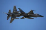 Pilotos de la Fuerza Aérea Rumana vuelan aviones de combate F-16 en el primer día del Show Aéreo Internacional de Bucarest en Rumania el 30 de agosto de 2025. | Foto AP/Andreea Alexandru