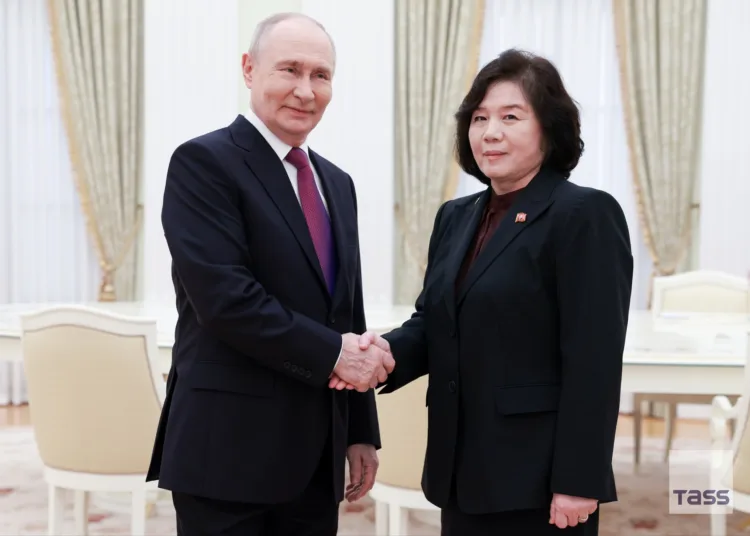 El presidente de Rusia, Vladimir Putin, recibió a la ministra de Asuntos Exteriores de la República Popular Democrática de Corea, Choe Son Hui , en el Kremlin el 19 de julio de 2026. Créditos: TASS.