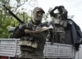 Un militar ruso de una unidad móvil antiaérea monta guardia junto a un camión UAZ equipado con una ametralladora DShK mientras está de servicio de combate para repeler ataques de vehículos aéreos no tripulados ucranianos durante la operación militar de Rusia en Ucrania © Sputnik / Konstantin Mihalchevskiy