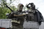 Un militar ruso de una unidad móvil antiaérea monta guardia junto a un camión UAZ equipado con una ametralladora DShK mientras está de servicio de combate para repeler ataques de vehículos aéreos no tripulados ucranianos durante la operación militar de Rusia en Ucrania © Sputnik / Konstantin Mihalchevskiy