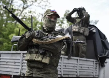 Un militar ruso de una unidad móvil antiaérea monta guardia junto a un camión UAZ equipado con una ametralladora DShK mientras está de servicio de combate para repeler ataques de vehículos aéreos no tripulados ucranianos durante la operación militar de Rusia en Ucrania © Sputnik / Konstantin Mihalchevskiy