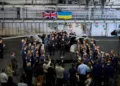 Encuentro en Portsmouth entre el presidente ucraniano Volodymyr Zelenskyy y el primer ministro británico Andy Burnham, recién asumido, junto a marineros ucranianos y británicos tras los ejercicios multinacionales Sea Breeze. Créditos: Volodymyr Zelenskyy.