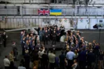Encuentro en Portsmouth entre el presidente ucraniano Volodymyr Zelenskyy y el primer ministro británico Andy Burnham, recién asumido, junto a marineros ucranianos y británicos tras los ejercicios multinacionales Sea Breeze. Créditos: Volodymyr Zelenskyy.