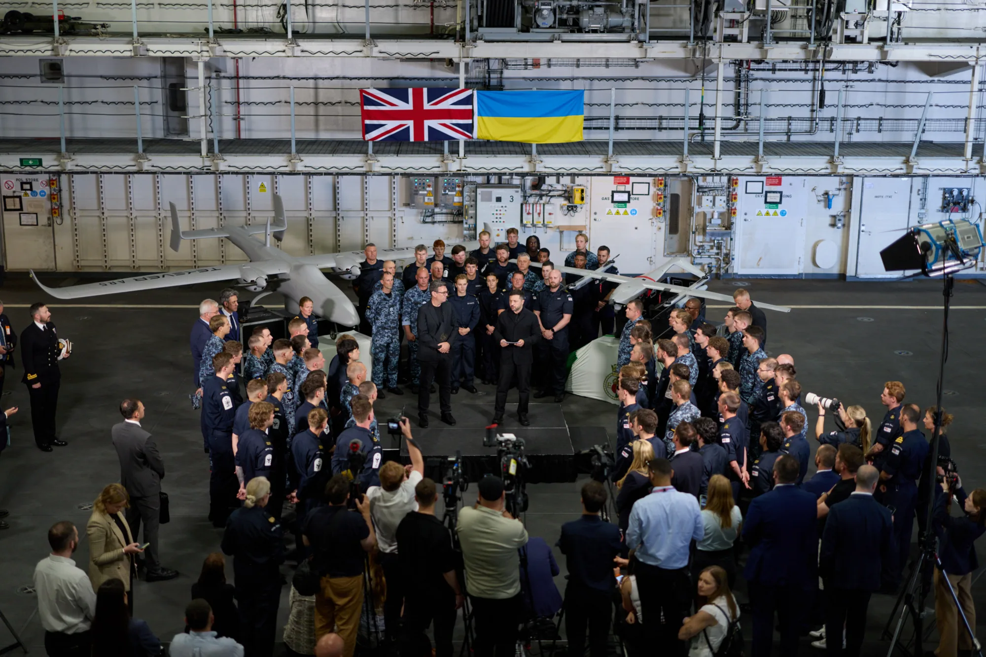 Encuentro en Portsmouth entre el presidente ucraniano Volodymyr Zelenskyy y el primer ministro británico Andy Burnham, recién asumido, junto a marineros ucranianos y británicos tras los ejercicios multinacionales Sea Breeze. Créditos: Volodymyr Zelenskyy.