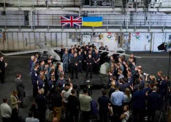 Encuentro en Portsmouth entre el presidente ucraniano Volodymyr Zelenskyy y el primer ministro británico Andy Burnham, recién asumido, junto a marineros ucranianos y británicos tras los ejercicios multinacionales Sea Breeze. Créditos: Volodymyr Zelenskyy.