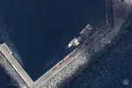 Imágenes satelitales publicadas por la Armada ucraniana confirman la destrucción del patrullero ruso Izumrud mientras estaba amarrado en un muelle. Créditos: Armada de Ucrania