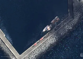 Imágenes satelitales publicadas por la Armada ucraniana confirman la destrucción del patrullero ruso Izumrud mientras estaba amarrado en un muelle. Créditos: Armada de Ucrania
