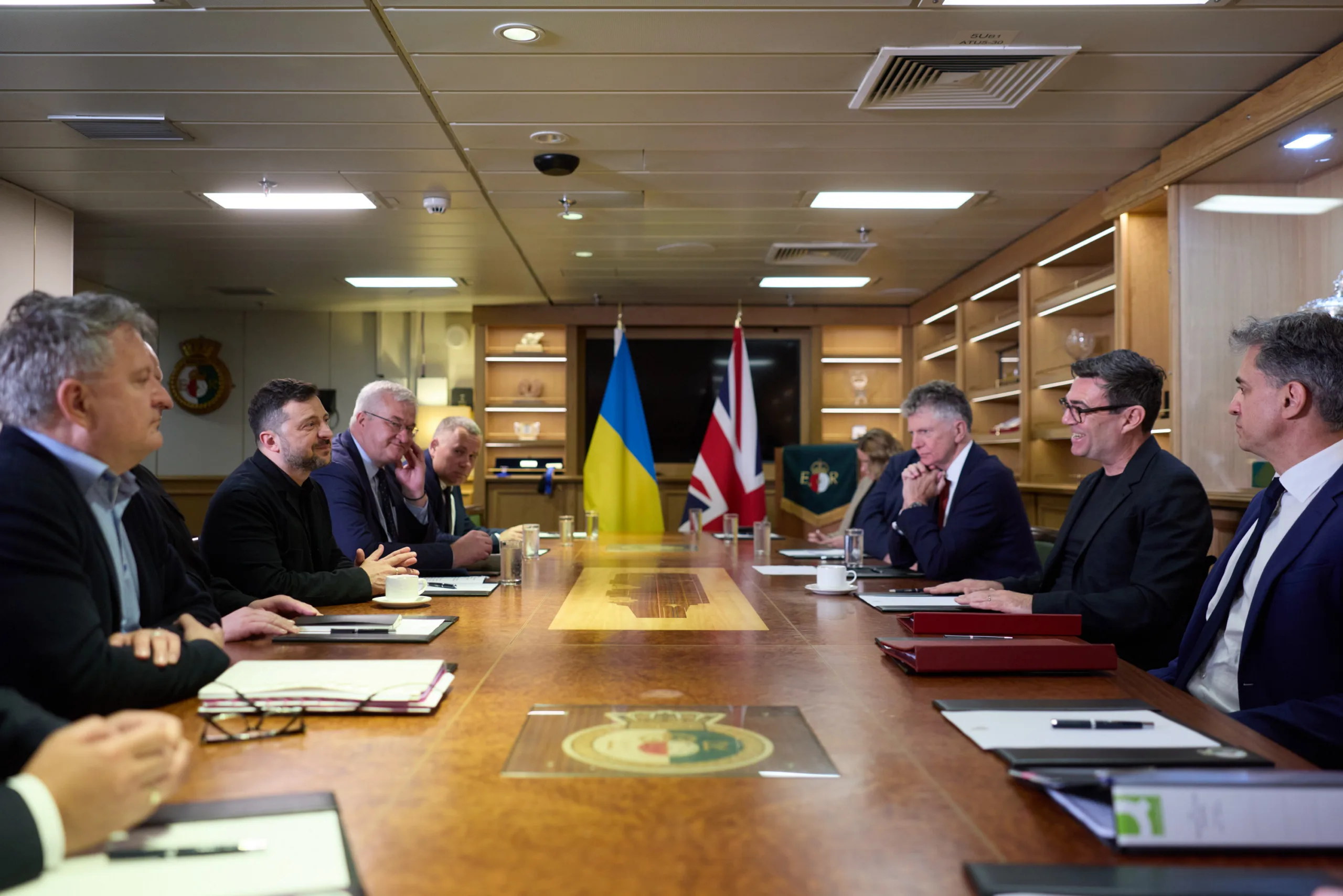 Primera reunión de Volodymyr Zelenskyy con el primer ministro británico Andy Burnham a bordo del portaaviones HMS Queen Elizabeth en la base naval de Portsmouth, destacando que es la primera visita ucraniana desde que Burnham asumió el cargo como señal de apoyo continuo. Créditos: Volodymyr Zelenskyy.