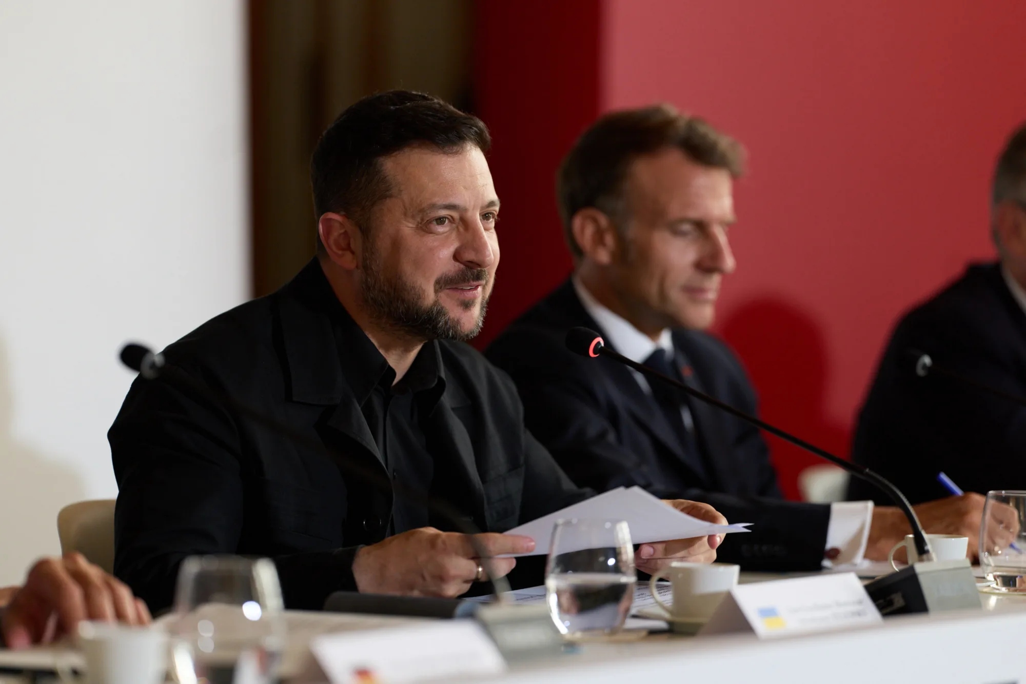 Zelenski anuncia un acuerdo alcanzado con el presidente Trump para otorgar licencias de producción de sistemas Patriot. El mensaje enfatiza la urgencia de diversificar las defensas aéreas ucranianas con sistemas como SAMP/T, IRIS-T, NASAMS y el proyecto nacional FREYJA para fortalecer la resistencia contra amenazas balísticas. Créditos: Volodymyr Zelenskyy.