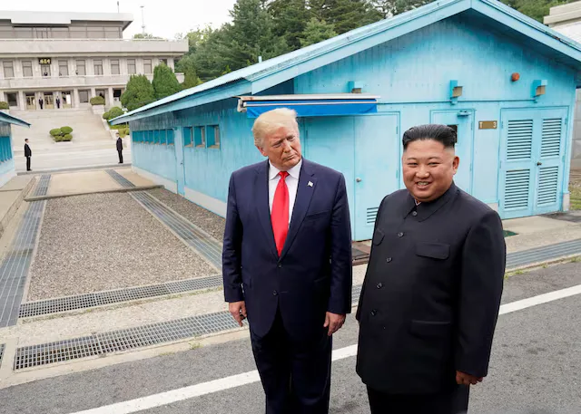 El presidente estadounidense Donald Trump junto al líder norcoreano Kim Jong Un en la zona desmilitarizada que separa las dos Coreas, en Panmunjom, Corea del Sur, el 30 de junio de 2019. Créditos: Reuters.