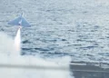 Un sistema de ataque de combate no tripulado de bajo costo (LUCAS) se lanza desde la cubierta de vuelo del USS Santa Bárbara (LCS 32) en el Golfo Pérsico, el 16 de diciembre de 2025, como parte de las operaciones de ataque de la Fuerza de Tarea Scorpion. Créditos: Ejército de EE. UU.