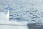 Un sistema de ataque de combate no tripulado de bajo costo (LUCAS) se lanza desde la cubierta de vuelo del USS Santa Bárbara (LCS 32) en el Golfo Pérsico, el 16 de diciembre de 2025, como parte de las operaciones de ataque de la Fuerza de Tarea Scorpion. Créditos: Ejército de EE. UU.