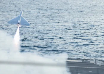 Un sistema de ataque de combate no tripulado de bajo costo (LUCAS) se lanza desde la cubierta de vuelo del USS Santa Bárbara (LCS 32) en el Golfo Pérsico, el 16 de diciembre de 2025, como parte de las operaciones de ataque de la Fuerza de Tarea Scorpion. Créditos: Ejército de EE. UU.