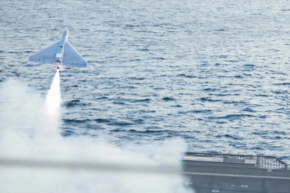 Un sistema de ataque de combate no tripulado de bajo costo (LUCAS) se lanza desde la cubierta de vuelo del USS Santa Bárbara (LCS 32) en el Golfo Pérsico, el 16 de diciembre de 2025, como parte de las operaciones de ataque de la Fuerza de Tarea Scorpion. Créditos: Ejército de EE. UU.