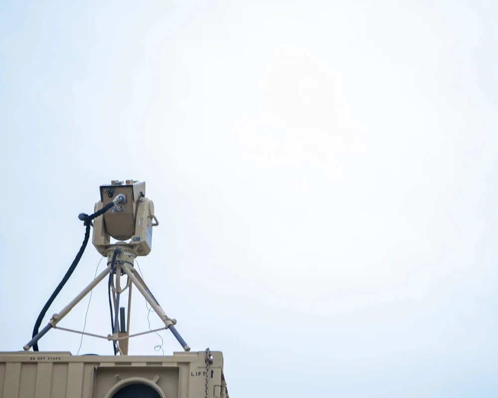 El Sistema Compacto de Armas Láser (CLaWS) apunta a un objetivo durante una prueba de fuego en la Base del Cuerpo de Marines Camp Lejeune, Carolina del Norte, el 20 de febrero de 2020. Créditos: Cuerpo de Marines de EE. UU.