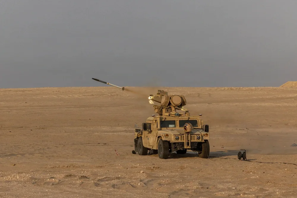 Un sistema electrónico avanzado de lanzamiento terrestre (EAGLS) contra sistemas aéreos no tripulados (UAS) dispara un cohete Hydra 70 del sistema avanzado de armas de precisión (APKWS) durante un ejercicio de fuego real Sky Shield en Kuwait, el 4 de diciembre de 2025. Créditos: Ejército de EE. UU.