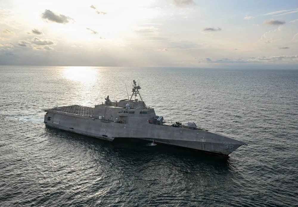 El buque de combate litoral de la clase Independence, USS Santa Bárbara (LCS 32) mientras transita por el Golfo Pérsico, el 16 de diciembre de 2025, como parte de las operaciones de ataque de la Fuerza de Tarea Scorpion. Créditos: Ejército de EE. UU.