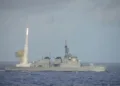 El destructor de misiles guiados JS Chokai (DDG-176) de la Fuerza Marítima de Autodefensa de Japón lanza un misil como parte del ejercicio Rim of the Pacific 2016 en el Océano Pacífico, el 22 de julio de 2016. Créditos: Ryo Tanaka.