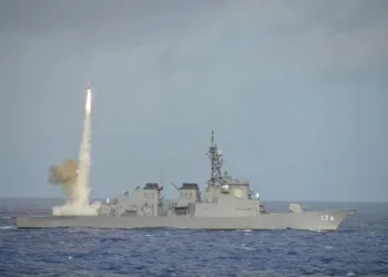 El destructor de misiles guiados JS Chokai (DDG-176) de la Fuerza Marítima de Autodefensa de Japón lanza un misil como parte del ejercicio Rim of the Pacific 2016 en el Océano Pacífico, el 22 de julio de 2016. Créditos: Ryo Tanaka.