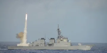 El destructor de misiles guiados JS Chokai (DDG-176) de la Fuerza Marítima de Autodefensa de Japón lanza un misil como parte del ejercicio Rim of the Pacific 2016 en el Océano Pacífico, el 22 de julio de 2016. Créditos: Ryo Tanaka.