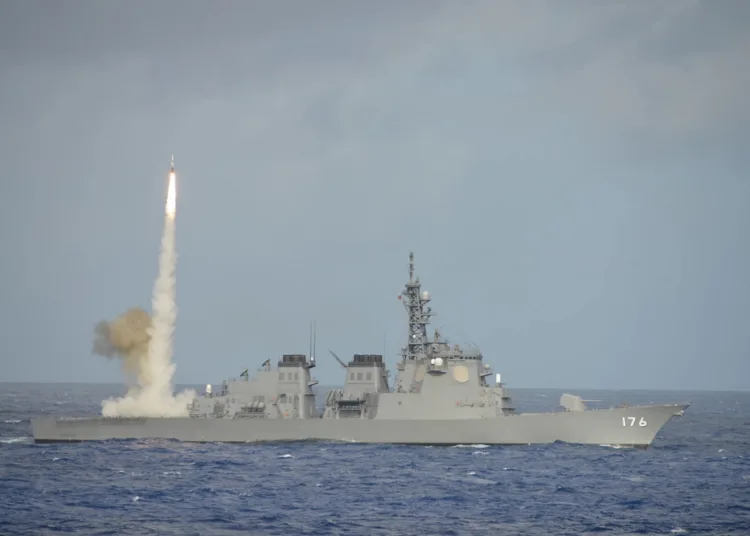 El destructor de misiles guiados JS Chokai (DDG-176) de la Fuerza Marítima de Autodefensa de Japón lanza un misil como parte del ejercicio Rim of the Pacific 2016 en el Océano Pacífico, el 22 de julio de 2016. Créditos: Ryo Tanaka.