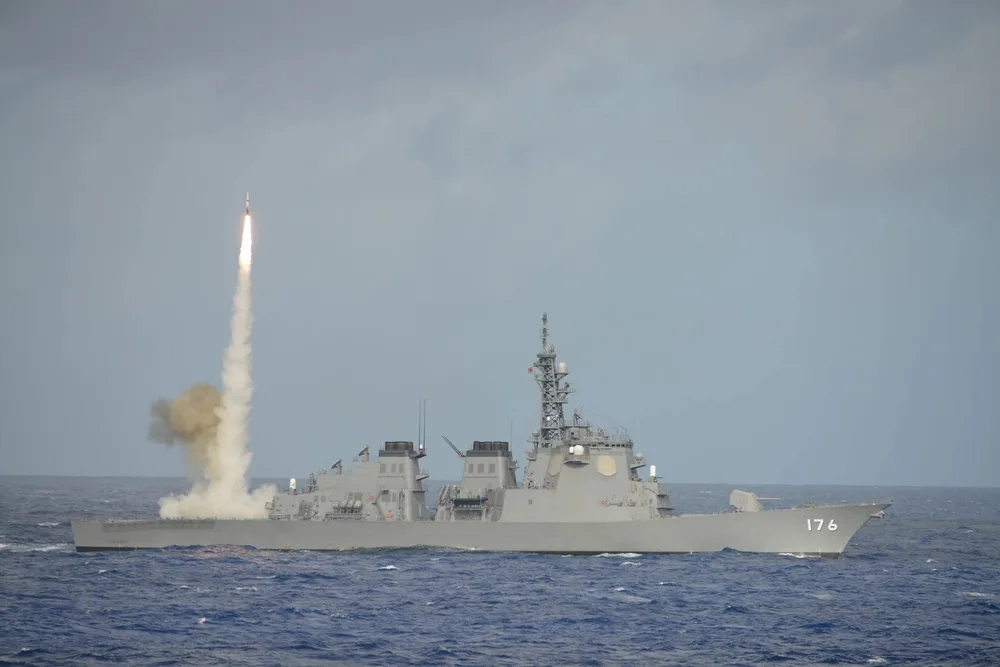 El destructor de misiles guiados JS Chokai (DDG-176) de la Fuerza Marítima de Autodefensa de Japón lanza un misil como parte del ejercicio Rim of the Pacific 2016 en el Océano Pacífico, el 22 de julio de 2016. Créditos: Ryo Tanaka.