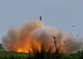 Un sistema de misiles tierra-aire MIM-104 Patriot del Ejército de EE. UU. es disparado durante un ejercicio de defensa aérea costera en Balikatan 23, en el Comando de Educación, Entrenamiento y Doctrina Naval de Filipinas, el 25 de abril de 2023. Créditos: Cuerpo de Marines de EE. UU.
