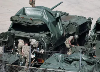 Soldados del Ejército de los Estados Unidos realizan tareas de mantenimiento en sus vehículos blindados en una base militar estadounidense situada cerca de la zona desmilitarizada que separa las dos Coreas, en Dongducheon (Corea del Sur), el 18 de agosto de 2026. Créditos: Reuters.