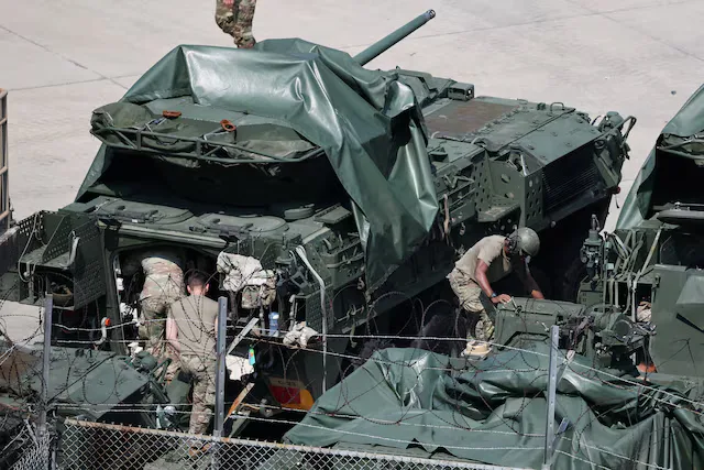 Soldados del Ejército de los Estados Unidos realizan tareas de mantenimiento en sus vehículos blindados en una base militar estadounidense situada cerca de la zona desmilitarizada que separa las dos Coreas, en Dongducheon (Corea del Sur), el 18 de agosto de 2026. Créditos: Reuters.