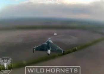 Dron de ataque ruso Geran-4 propulsado a reacción, visto a través del sistema de puntería de un dron interceptor ucraniano durante una operación de interceptación, 3 de mayo de 2026. Foto ilustrativa. Créditos: Wild Hornets.
