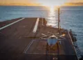 Un avión no tripulado Boeing MQ-25 recibe instrucciones de operación en la cubierta de vuelo del portaaviones USS George H.W. Bush (CVN 77). Créditos: Armada de EE. UU.