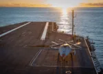 Un avión no tripulado Boeing MQ-25 recibe instrucciones de operación en la cubierta de vuelo del portaaviones USS George H.W. Bush (CVN 77). Créditos: Armada de EE. UU.