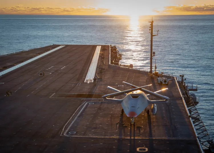 Un avión no tripulado Boeing MQ-25 recibe instrucciones de operación en la cubierta de vuelo del portaaviones USS George H.W. Bush (CVN 77). Créditos: Armada de EE. UU.