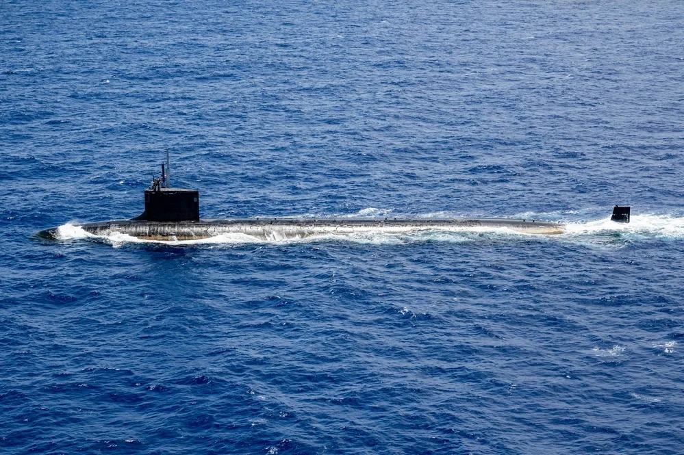 El submarino de ataque de clase Virginia USS North Carolina (SSN 777) navega en formación frente a la costa de Hawái durante el ejercicio Rim of the Pacific (RIMPAC) 2024, el 22 de julio. Créditos: Armada de los EE. UU.