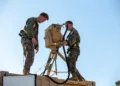 Soldados de la 3.ª Ala Aérea de la Infantería de Marina, instalaron un Sistema Compacto de Armas Láser (CLaWS) durante un entrenamiento de contramedidas contra sistemas aéreos no tripulados en Yuma, Arizona, el 30 de julio de 2020. Créditos: Cuerpo de Marines de EE. UU.