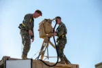 Soldados de la 3.ª Ala Aérea de la Infantería de Marina, instalaron un Sistema Compacto de Armas Láser (CLaWS) durante un entrenamiento de contramedidas contra sistemas aéreos no tripulados en Yuma, Arizona, el 30 de julio de 2020. Créditos: Cuerpo de Marines de EE. UU.