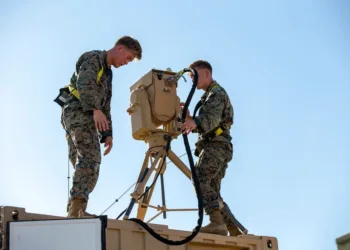 Soldados de la 3.ª Ala Aérea de la Infantería de Marina, instalaron un Sistema Compacto de Armas Láser (CLaWS) durante un entrenamiento de contramedidas contra sistemas aéreos no tripulados en Yuma, Arizona, el 30 de julio de 2020. Créditos: Cuerpo de Marines de EE. UU.