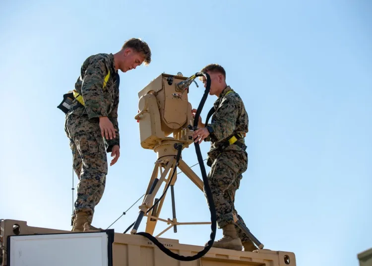 Soldados de la 3.ª Ala Aérea de la Infantería de Marina, instalaron un Sistema Compacto de Armas Láser (CLaWS) durante un entrenamiento de contramedidas contra sistemas aéreos no tripulados en Yuma, Arizona, el 30 de julio de 2020. Créditos: Cuerpo de Marines de EE. UU.