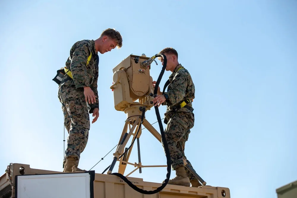 Soldados de la 3.ª Ala Aérea de la Infantería de Marina, instalaron un Sistema Compacto de Armas Láser (CLaWS) durante un entrenamiento de contramedidas contra sistemas aéreos no tripulados en Yuma, Arizona, el 30 de julio de 2020. Créditos: Cuerpo de Marines de EE. UU.