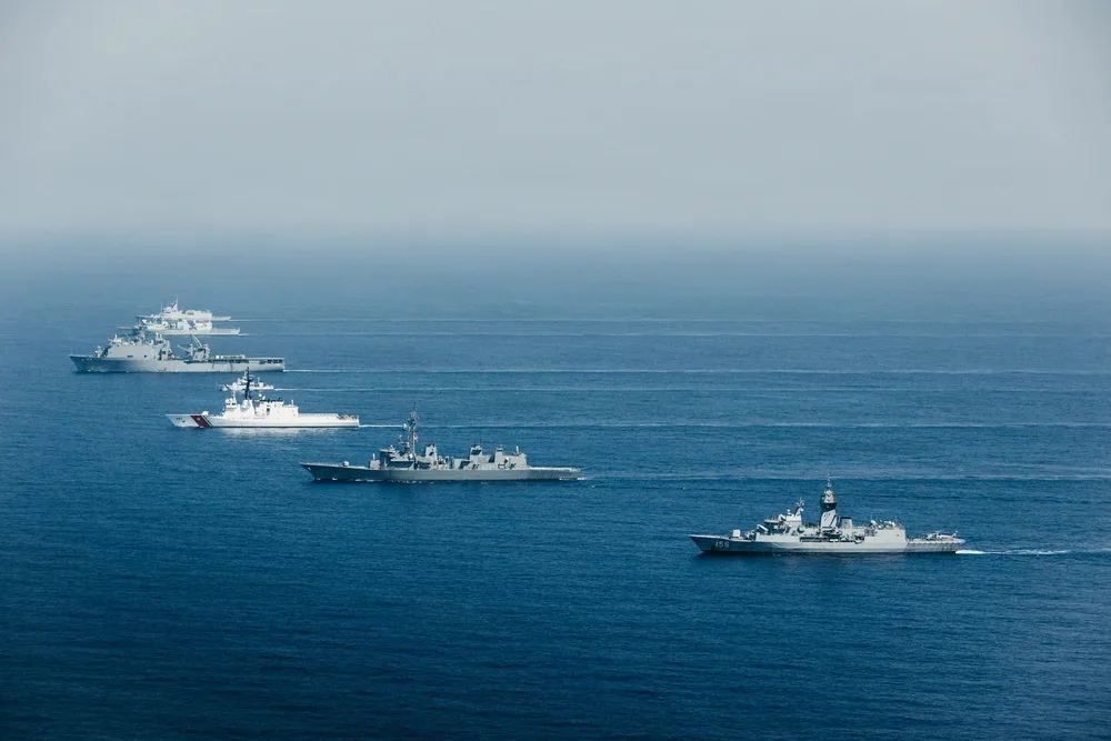 Buques de la Armada de los Estados Unidos, la Guardia Costera de los Estados Unidos, las Fuerzas Armadas de Filipinas, la Fuerza Marítima de Autodefensa de Japón, la Marina Real Australiana y la Marina Real Canadiense navegan en formación durante un ejercicio de navegación en grupo como parte del Ejercicio Balikatan 2026 en el Mar de China Meridional, el 28 de abril de 2026. Créditos: Cuerpo de Marines de los Estados Unidos.
