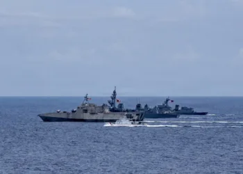 El buque de combate litoral variante Independence USS Santa Barbara (LCS 32), segundo desde el frente, navega en formación con el buque patrulla de clase Parola de la Guardia Costera de Filipinas BRP Malabrigo (MRRV 4402), al frente, el destructor de clase Murasame de las Fuerzas de Autodefensa Marítima de Japón JS Yudachi (DD 103), tercero desde el frente, y la fragata de misiles guiados de clase Jose Rizal BRP Antonio Luna (FFG 15), al fondo, durante la Actividad Cooperativa Marítima Multilateral (MCA) en la Zona Económica Exclusiva de Filipinas (Foto de la Armada de los EE. UU. por el Especialista en Comunicación de Masas de 2ª Clase Caylen McCutcheon)