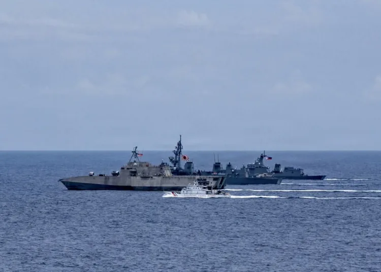 El buque de combate litoral variante Independence USS Santa Barbara (LCS 32), segundo desde el frente, navega en formación con el buque patrulla de clase Parola de la Guardia Costera de Filipinas BRP Malabrigo (MRRV 4402), al frente, el destructor de clase Murasame de las Fuerzas de Autodefensa Marítima de Japón JS Yudachi (DD 103), tercero desde el frente, y la fragata de misiles guiados de clase Jose Rizal BRP Antonio Luna (FFG 15), al fondo, durante la Actividad Cooperativa Marítima Multilateral (MCA) en la Zona Económica Exclusiva de Filipinas (Foto de la Armada de los EE. UU. por el Especialista en Comunicación de Masas de 2ª Clase Caylen McCutcheon)