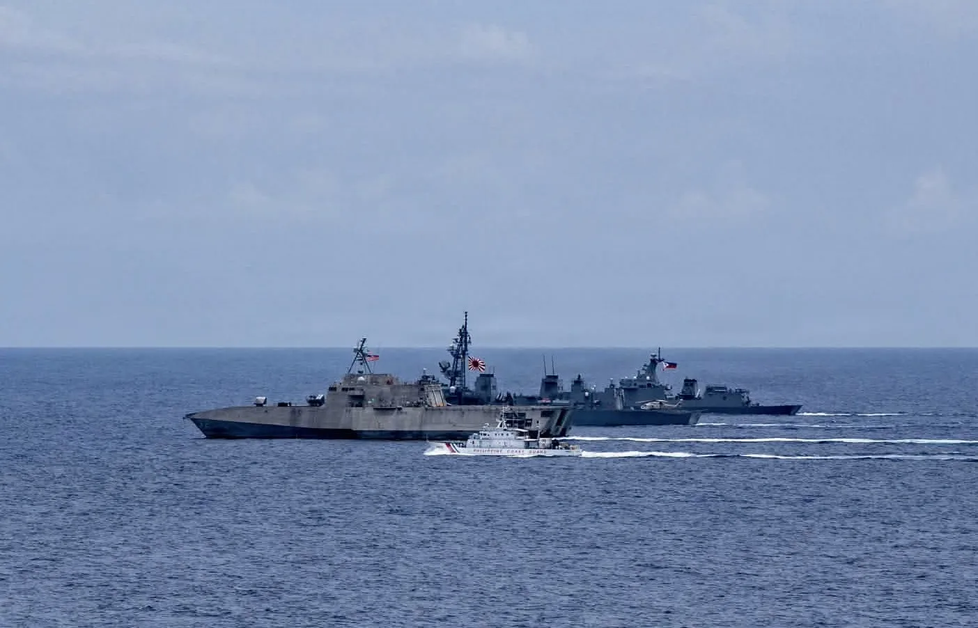 El buque de combate litoral variante Independence USS Santa Barbara (LCS 32), segundo desde el frente, navega en formación con el buque patrulla de clase Parola de la Guardia Costera de Filipinas BRP Malabrigo (MRRV 4402), al frente, el destructor de clase Murasame de las Fuerzas de Autodefensa Marítima de Japón JS Yudachi (DD 103), tercero desde el frente, y la fragata de misiles guiados de clase Jose Rizal BRP Antonio Luna (FFG 15), al fondo, durante la Actividad Cooperativa Marítima Multilateral (MCA) en la Zona Económica Exclusiva de Filipinas (Foto de la Armada de los EE. UU. por el Especialista en Comunicación de Masas de 2ª Clase Caylen McCutcheon)