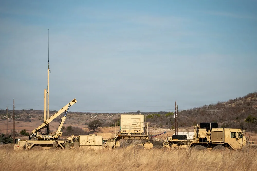 MIM-104 Patriot del Ejército de EE. UU. se encuentra estacionado mientras su tripulación se prepara para un ejercicio de emplazamiento en Fort Hood, Texas, el 24 de febrero de 2026. Créditos: Ejército de EE. UU.