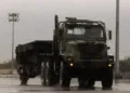 Un vehículo táctico mediano de reemplazo del Cuerpo de Marines de EE. UU., perteneciente al Destacamento de Mando y Control de Aviación de la Fuerza Rotativa de los Marines – Sudeste Asiático, de la Primera Fuerza Expedicionaria de Marines, remolca un radar AN/TPS-80 orientado a tareas terrestres y aéreas durante un entrenamiento en Filipinas (foto del Cuerpo de Marines de EE. UU. tomada por el cabo Ryan Ramsammy)