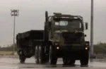 Un vehículo táctico mediano de reemplazo del Cuerpo de Marines de EE. UU., perteneciente al Destacamento de Mando y Control de Aviación de la Fuerza Rotativa de los Marines – Sudeste Asiático, de la Primera Fuerza Expedicionaria de Marines, remolca un radar AN/TPS-80 orientado a tareas terrestres y aéreas durante un entrenamiento en Filipinas (foto del Cuerpo de Marines de EE. UU. tomada por el cabo Ryan Ramsammy)