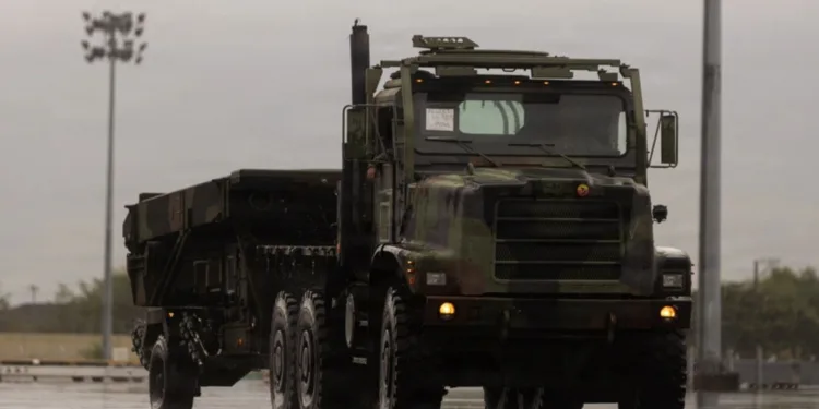 Un vehículo táctico mediano de reemplazo del Cuerpo de Marines de EE. UU., perteneciente al Destacamento de Mando y Control de Aviación de la Fuerza Rotativa de los Marines – Sudeste Asiático, de la Primera Fuerza Expedicionaria de Marines, remolca un radar AN/TPS-80 orientado a tareas terrestres y aéreas durante un entrenamiento en Filipinas (foto del Cuerpo de Marines de EE. UU. tomada por el cabo Ryan Ramsammy)